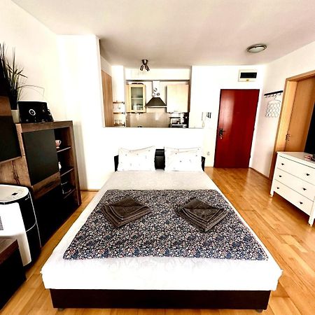 City Center Apartment With Balcony Budapest Exteriör bild