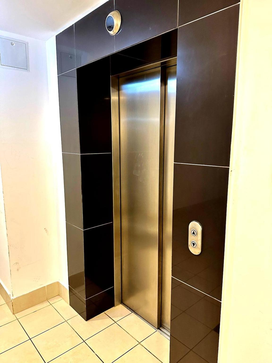 City Center Apartment With Balcony Budapest Exteriör bild