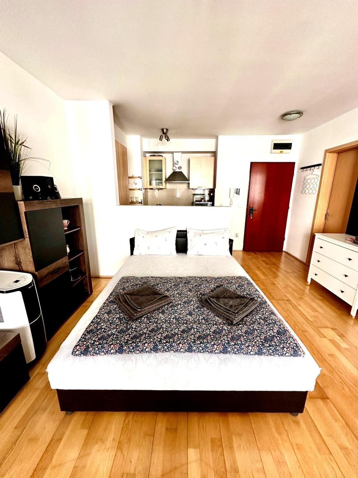 City Center Apartment With Balcony Budapest Exteriör bild