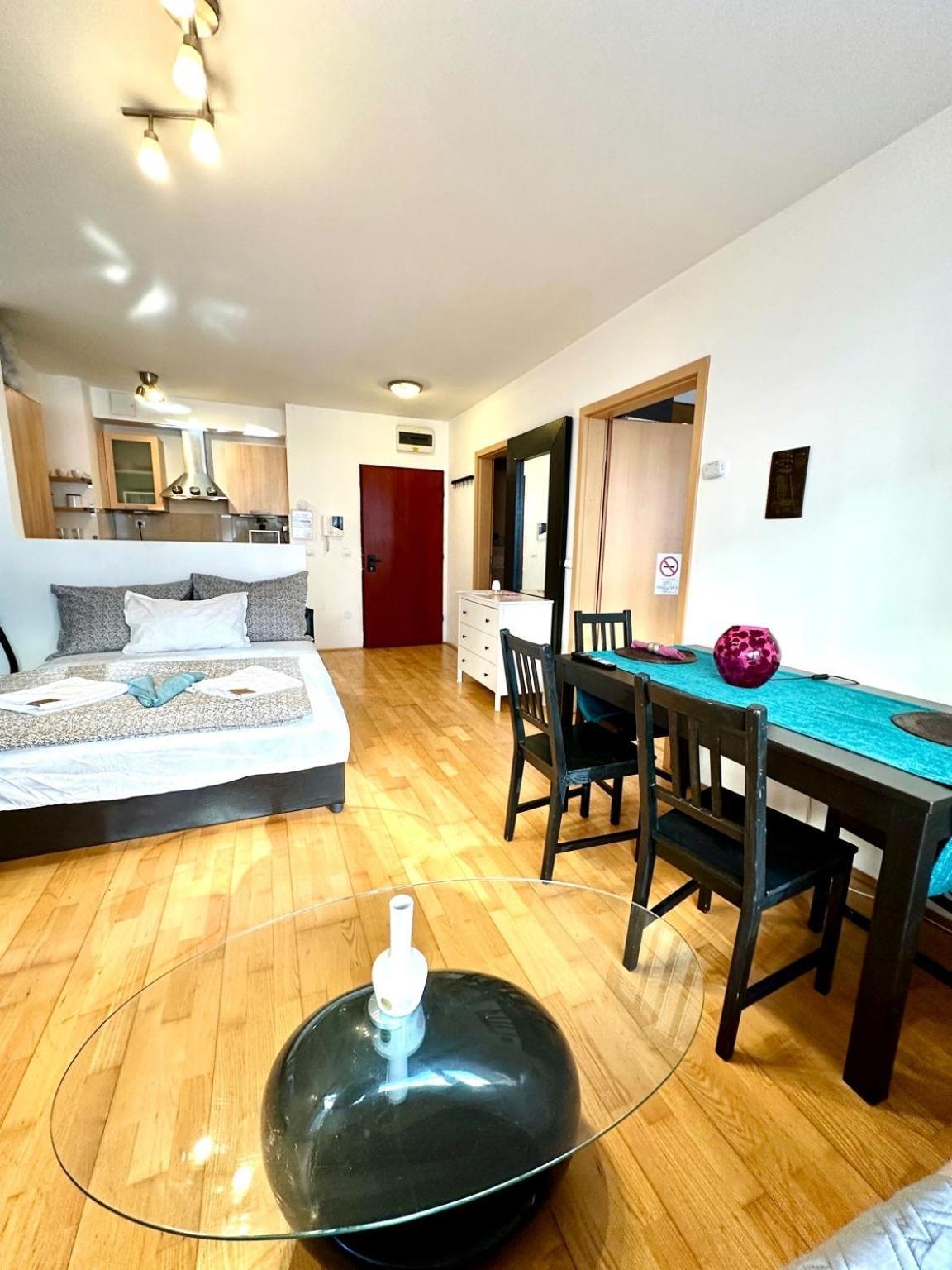 City Center Apartment With Balcony Budapest Exteriör bild