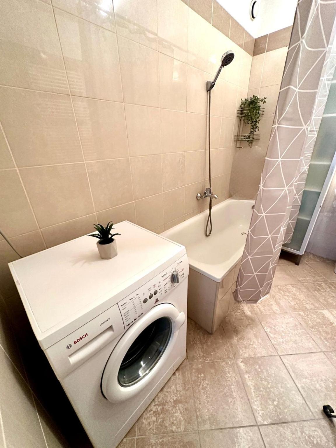 City Center Apartment With Balcony Budapest Exteriör bild