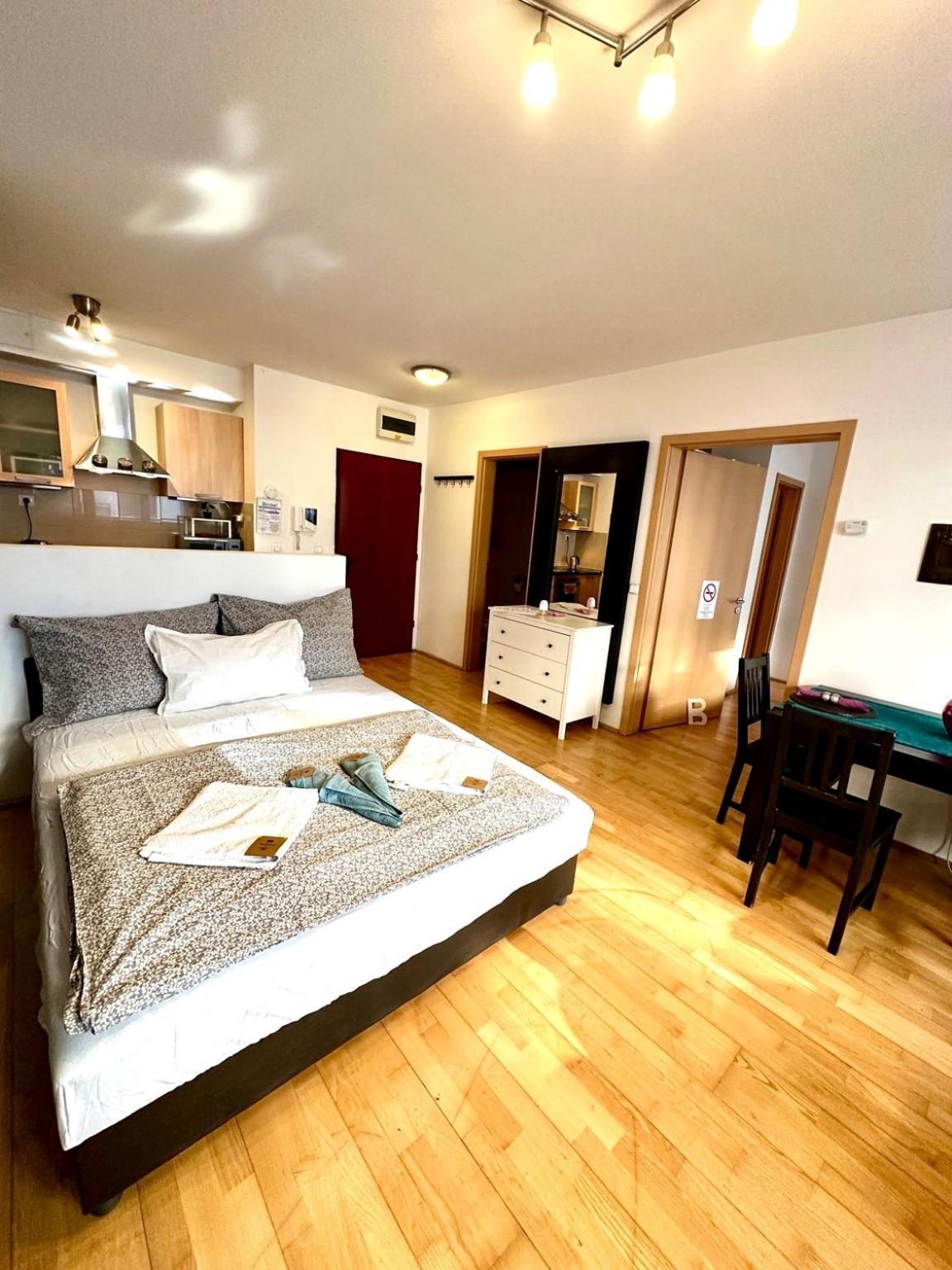 City Center Apartment With Balcony Budapest Exteriör bild