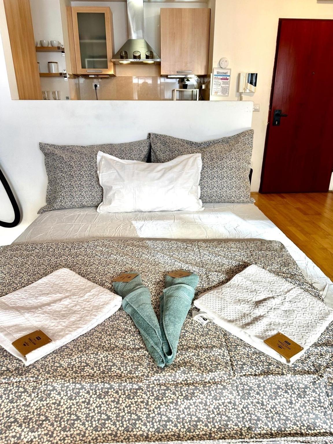 City Center Apartment With Balcony Budapest Exteriör bild